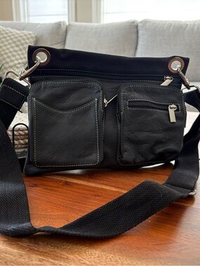 Classic Black Unisex Crossbody Bag with Dual Front Pockets
